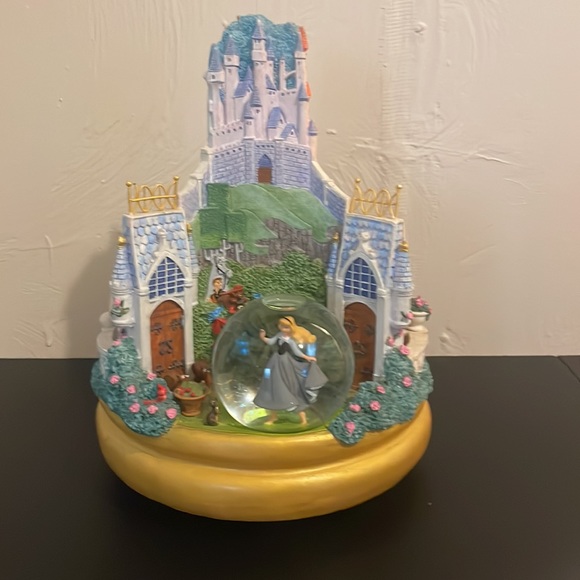 Disneyland Exclusive 3 in 1 Musical Snow Globe Aurora, Cinderella and Snow White - Picture 4 of 11